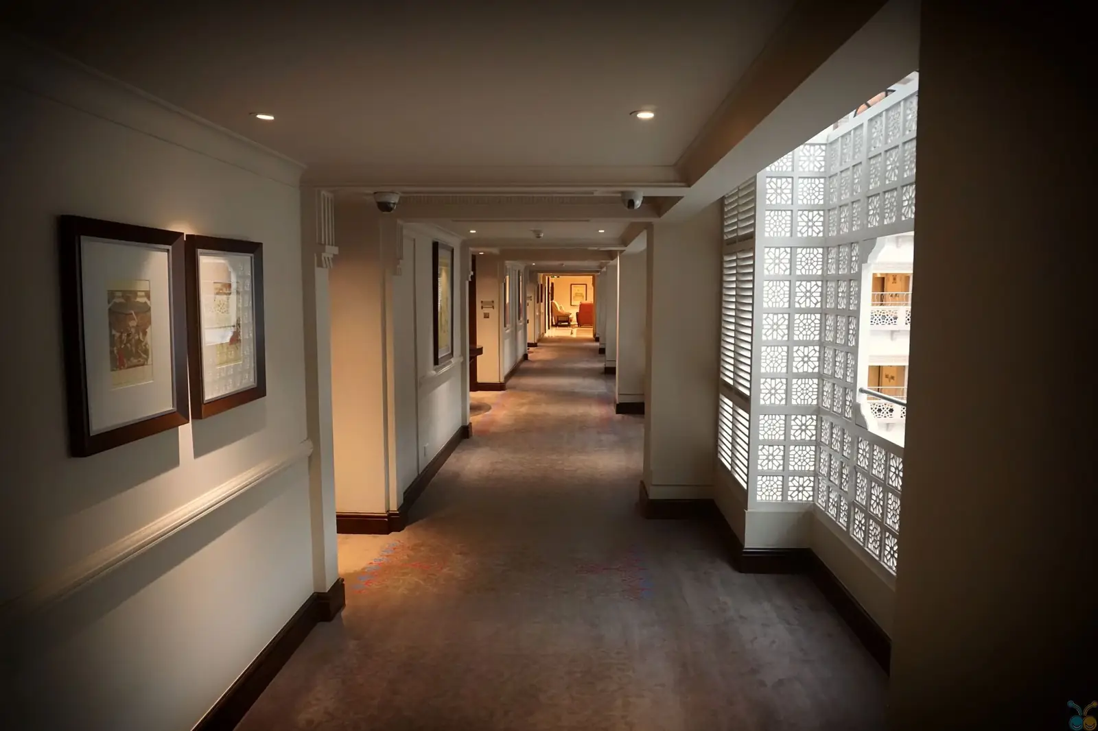 ZorvelliquegrandCourt interior corridor